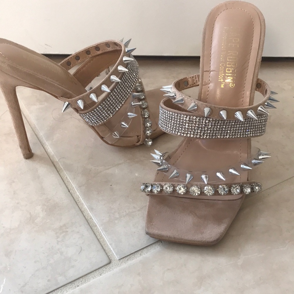 Cape robin studded heels